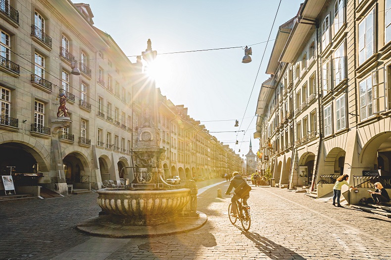 Bern Altstadt: Mit dem Velo durch die Kramgasse in Bern © Schweiz Tourismus / Jan Geerk