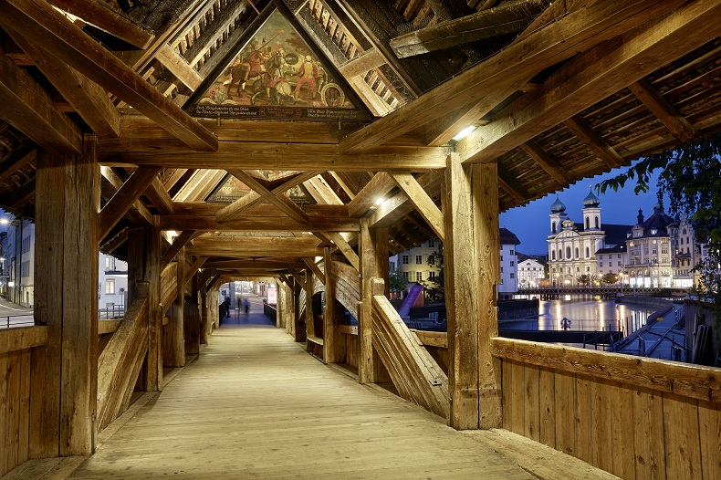 Der Totentanz auf der Spreuerbrücke in Luzern (Luzern–Vierwaldstättersee)
1637 vollendeter barocker Gemäldezyklus © Luzern Tourismus / Beat Brechbuehl